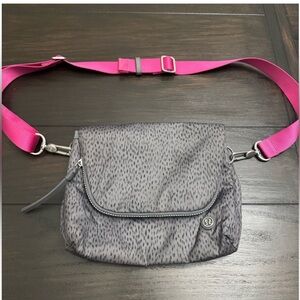 Lululemon Party Om Dottie Dash Magenta Strap Festival 5 L Crossbody Bag